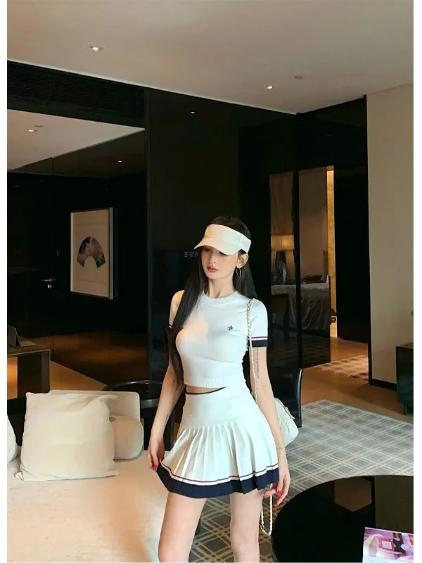 

Модный женский комплект в корейском стиле: вязаный топ с коротким рукавом и плиссированная юбка с высокой талией, весна 2026