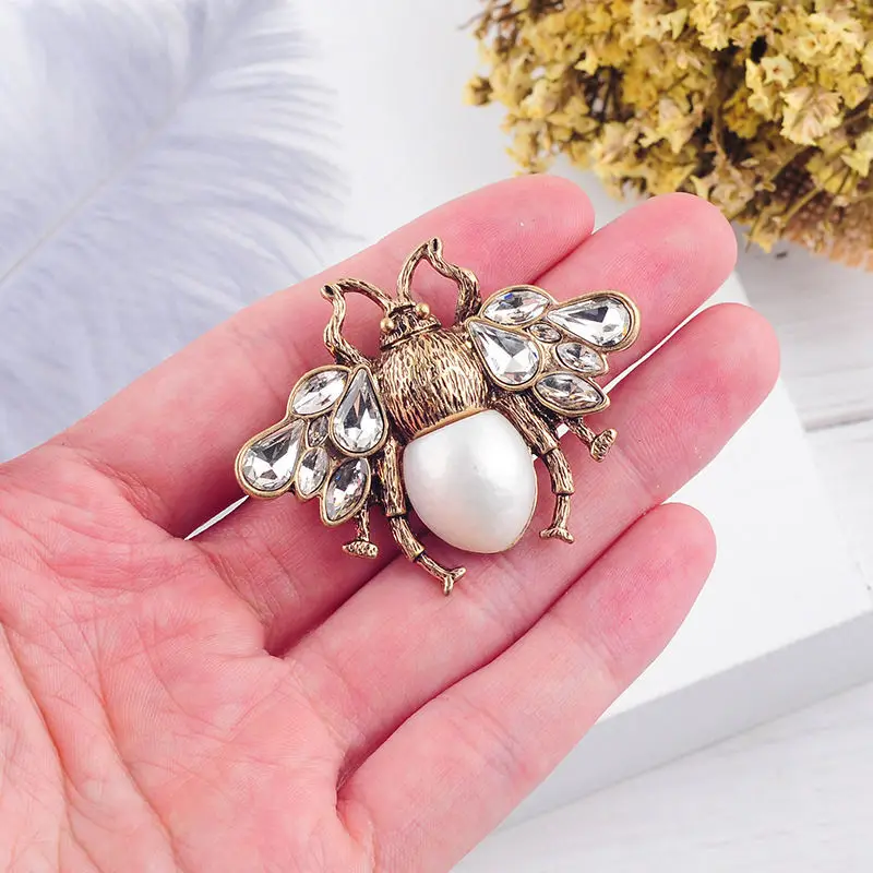 Vintage Baroque Pearl Bee Brooches For Women Men Suit Retro Elegant Rhinestone Bee Insect Animal Brooch Pins Party Jewelry Gifts