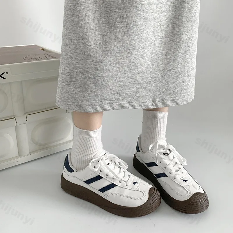 

Fashion Versatile Low Top Casual Sports Shoes for Women's 2025 Autumn Retro Color Blocked Comfortable Non Slip Lace Up Sneakers