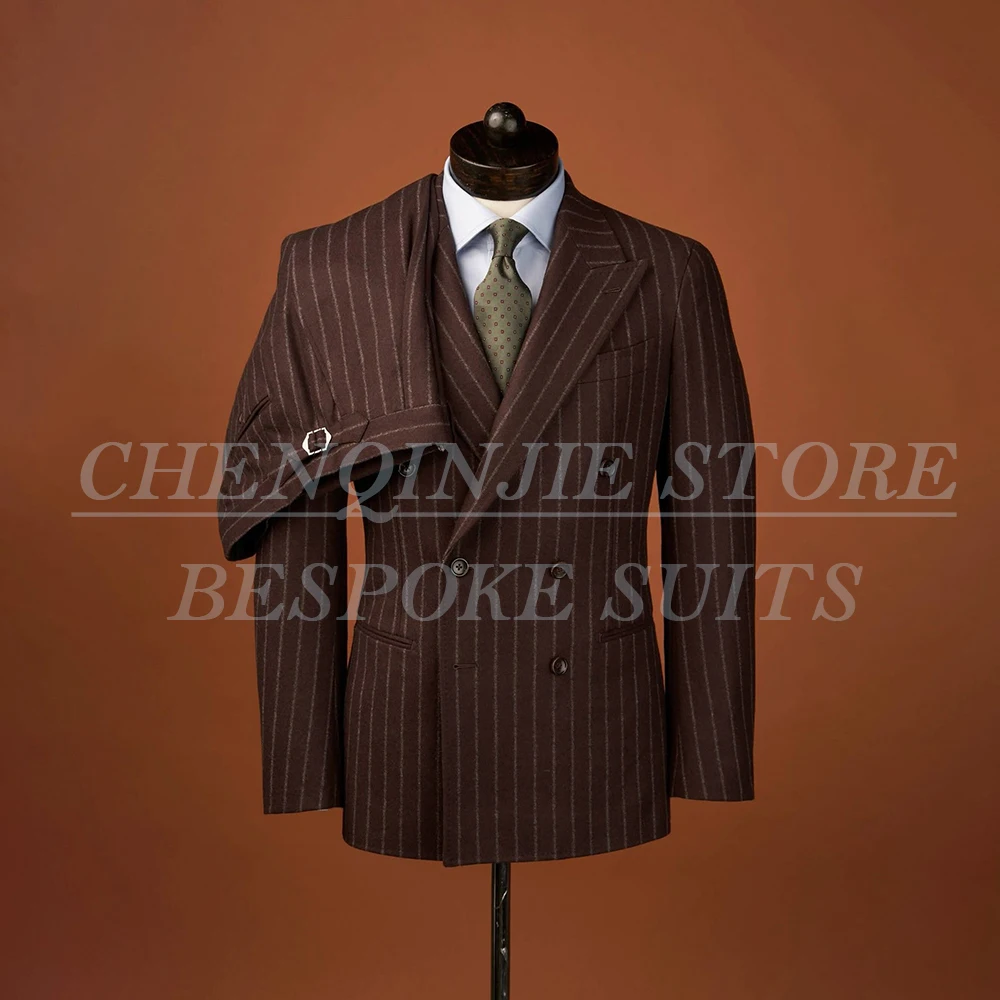 

Элегантные мужские костюмы в коричневую полоску. Элегантные двубортные костюмы с острым лацканом. Приталенный комплект из двух предметов. Куртка и брюки. Высококачественная одежда.