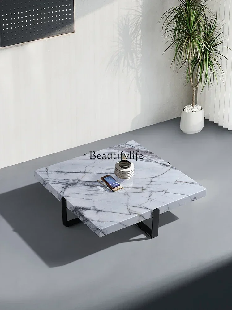 غرفة معيشة إيطالية فاخرة وبسيطة وطاولة قهوة رخامية مربعة الشكل على الطراز الفرنسي