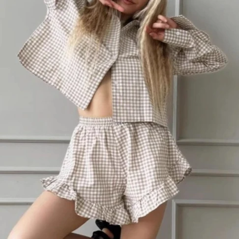2025 ฤดูร้อนใหม่เสื้อเชิ้ตแขนยาวลายสก๊อตและกางเกงขาสั้นขากว้างชุดสองชิ้นพร้อมดีไซน์ทันสมัยสําหรับการเดินทาง