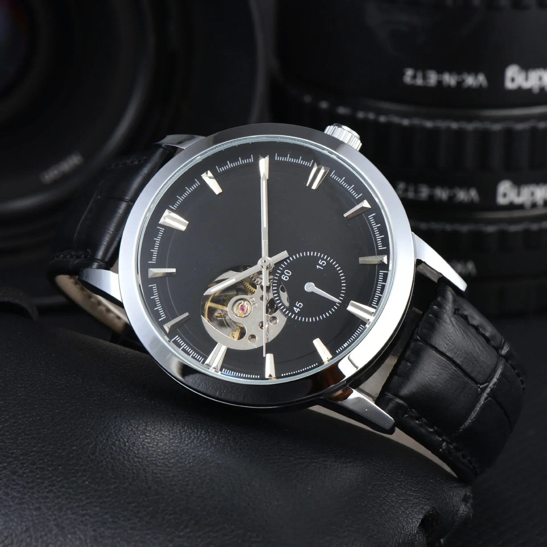 Stijlvol cool zakelijk roségouden herenhorloge, bruine leren band, transparante achterkant van de kast, automatisch mechanisch herenhorloge