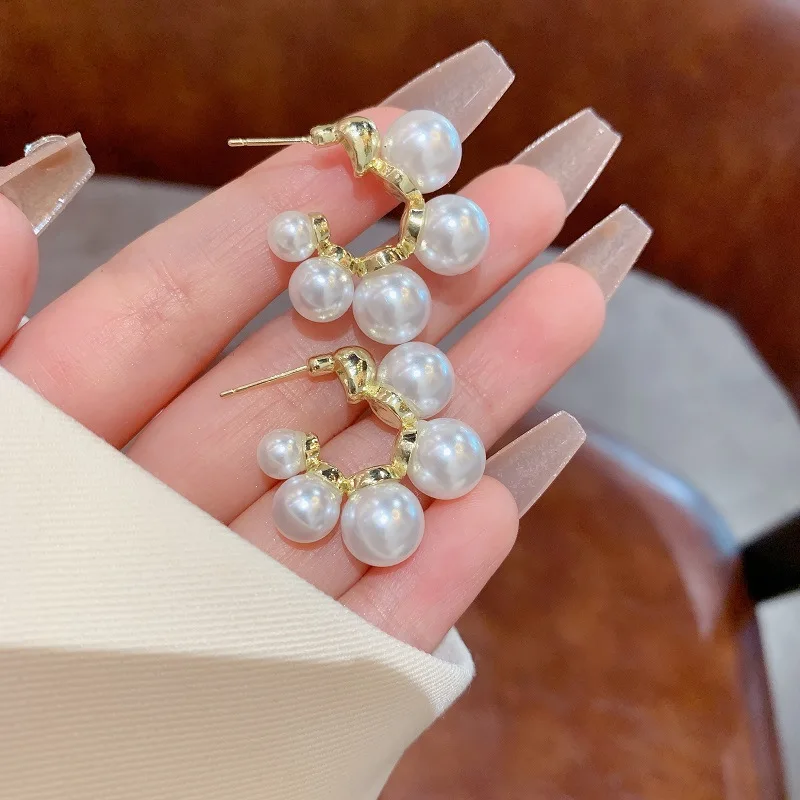 Hepburn Style Fashion Small Pearl Stud Earrings for Women French High-end Temperament Versatile Earrings Female C-shape Jewelry