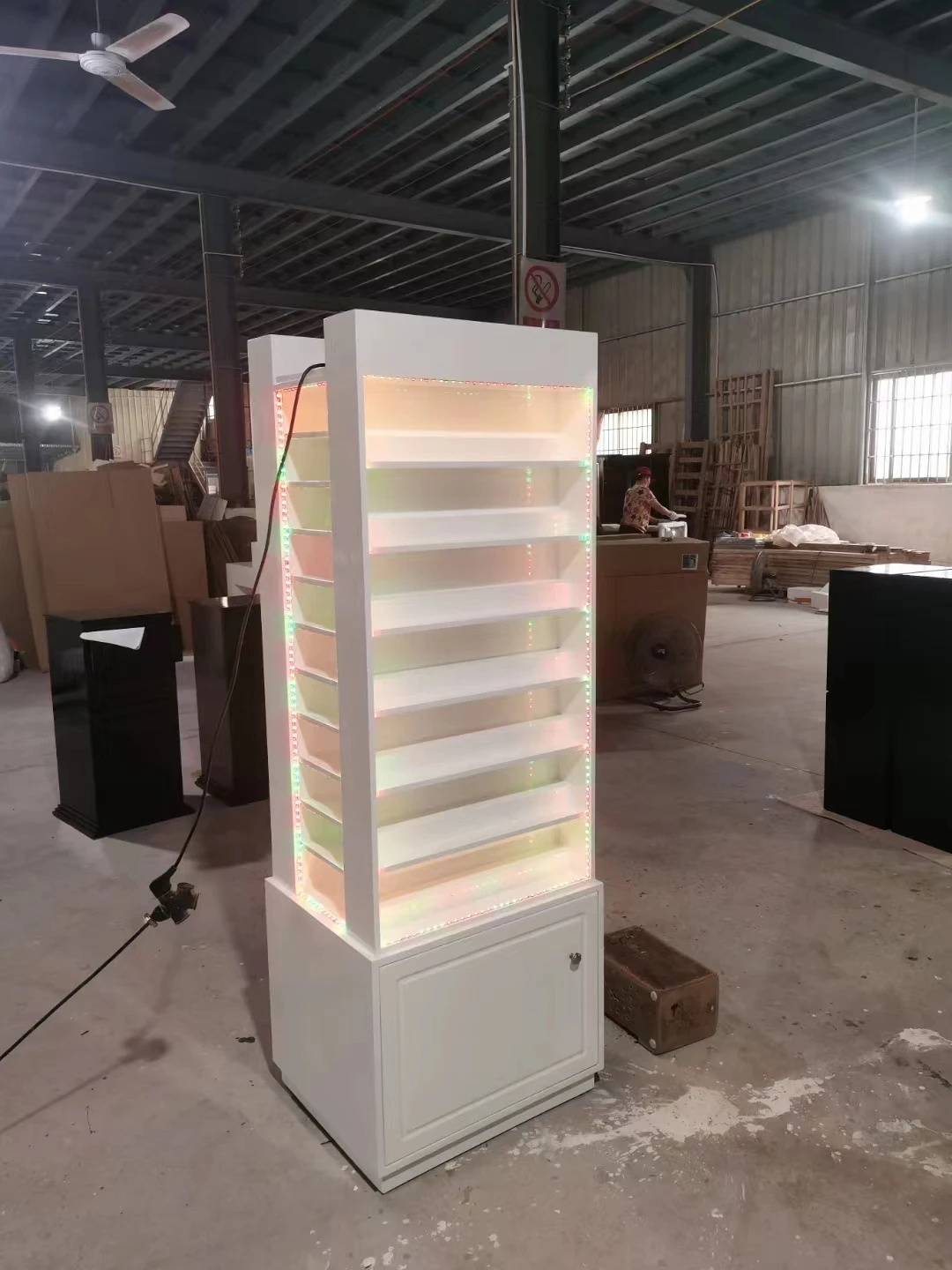 2022 Latest Classic French Style LED White High Gloss Hair Display Rack Display Stand Mobile Display