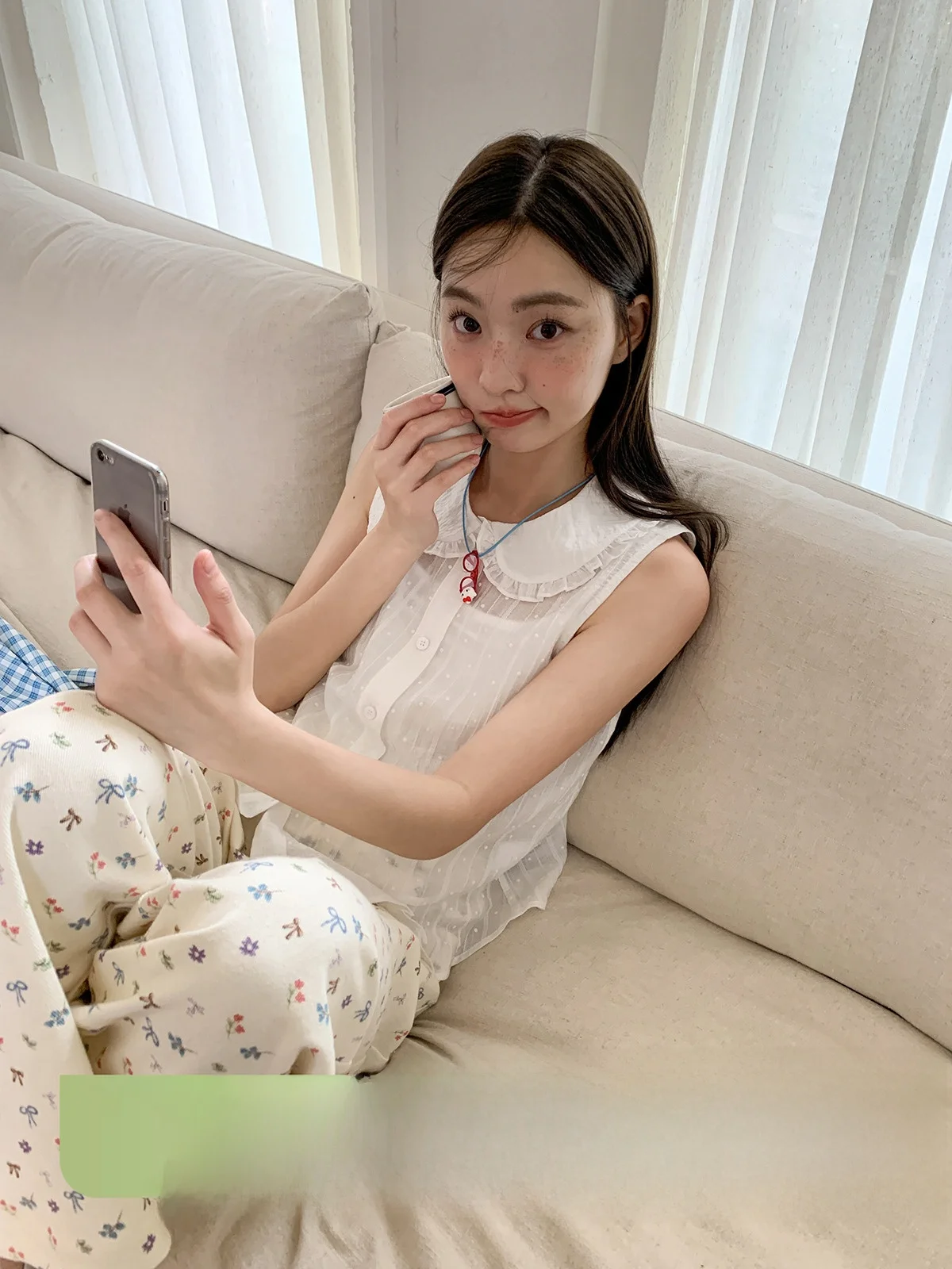 

Привет, лето 2025! Новая модная женская блузка без рукавов с воротником «кукла», корейская версия, однотонная, на пуговицах, размер L