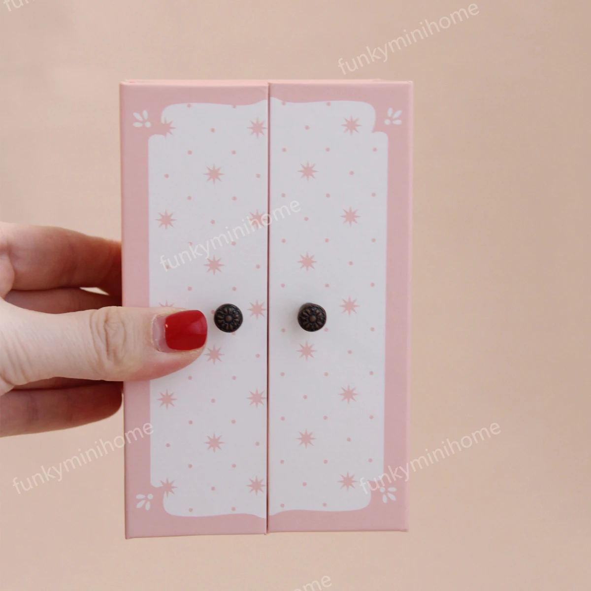 Miniature Furniture Ornaments, Paper Wardrobe with 3 Small Metal Hangers, Mini House Decoration Accessories