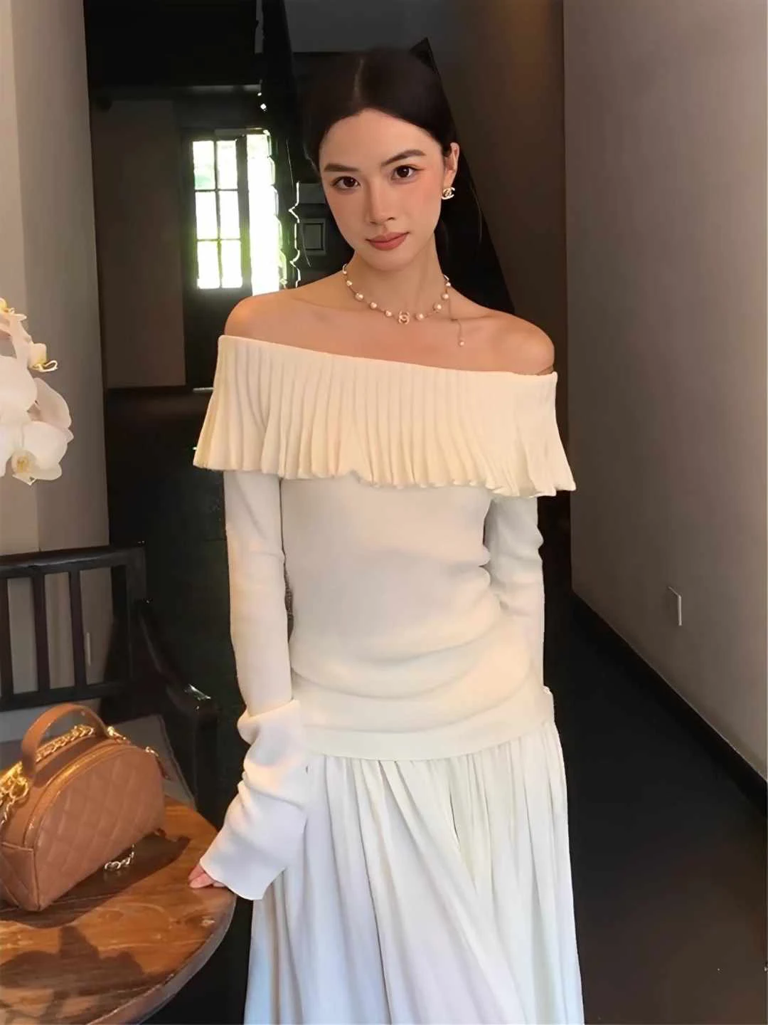 เสื้อไหมพรมถักไหล่เดียวสีน้ำตาลอ่อน ดีไซน์หวานซ่อนเปรี้ยว สไตล์เกาหลีใหม่ล่าสุดสำหรับผู้หญิง ฤดูใบไม้ร่วง ทรงเข้ารูป ดูผอมเพรียว ระดับไฮเอนด์ แขนยาว