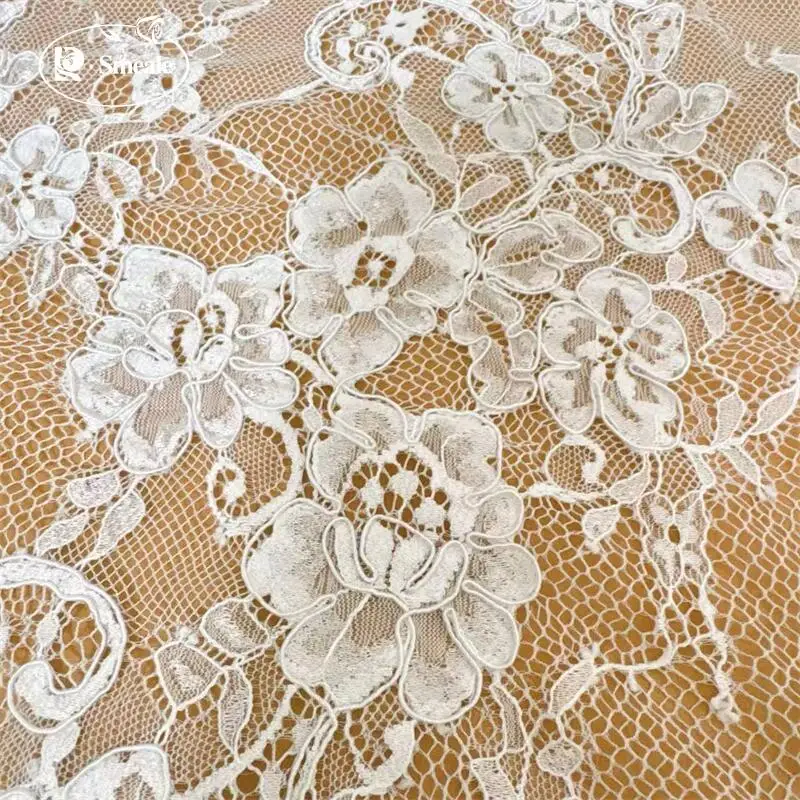 3 Meter Länge. Handgefertigter Spitzenstoff mit Bordürenstickerei, verwendet für Brautkleider und Nähzubehör. Französischer romantischer Spitzenstoff. – Detail 2