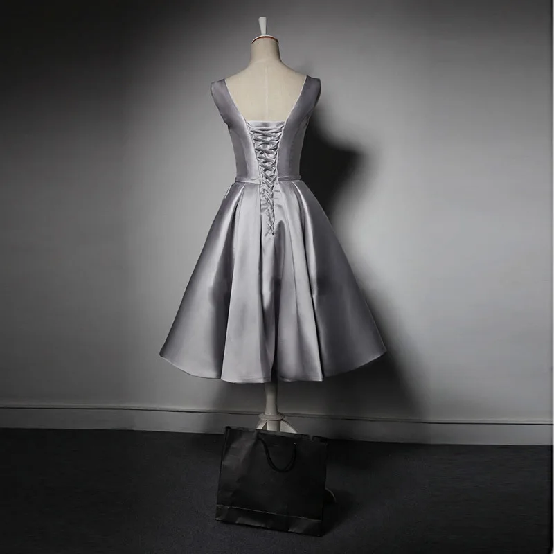 ชุดราตรีสีเงินเทาแบบกำหนดเอง A879 ชุดเดรสออกงานสำหรับผู้หญิง ดีไซน์หวานละมุน ทรงวีคอ ผ้าซาติน เหมาะสำหรับงานพรอมหรืองานแต่งงาน