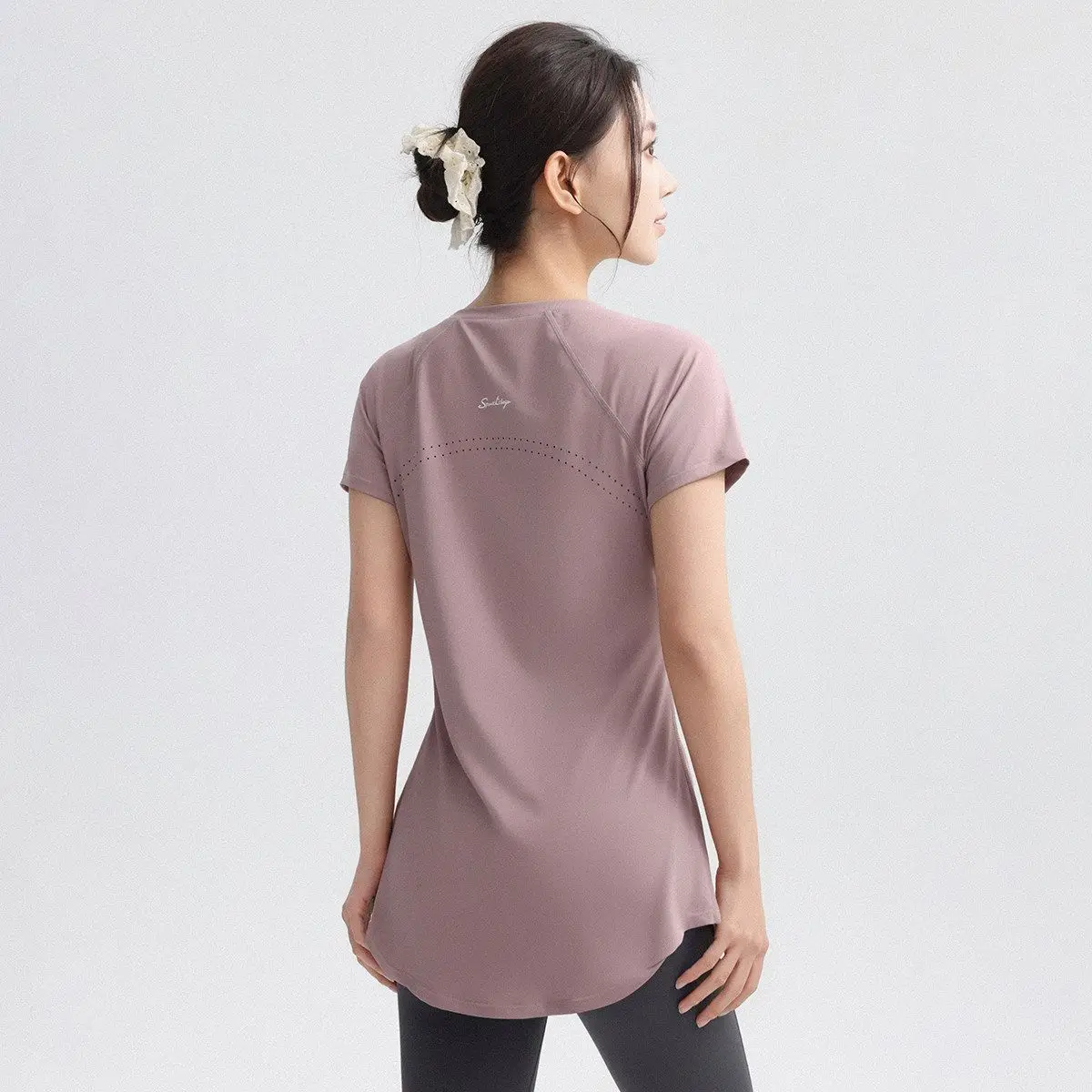 Long Sleeve Sports Cover up 2026 New Yoga Pilates Training Clothes Loose Butt Cover Slimming Fitness Shorts Women's T-shirt