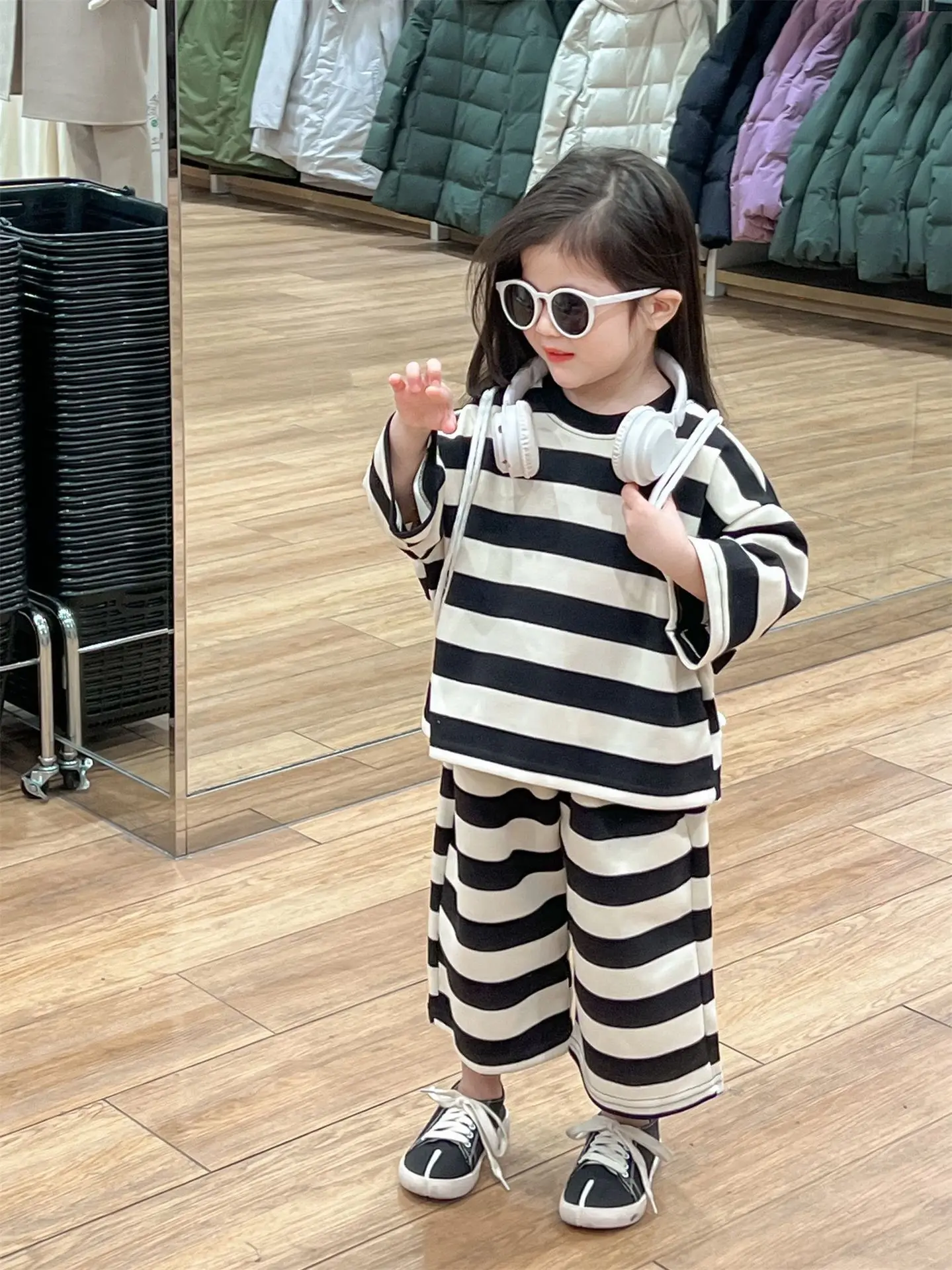 Childrens Sets Clothing Spring Korean Girls Stripe Wide Legs Versatile Hoodie Sweatpants Long Sleeved Sports 2024