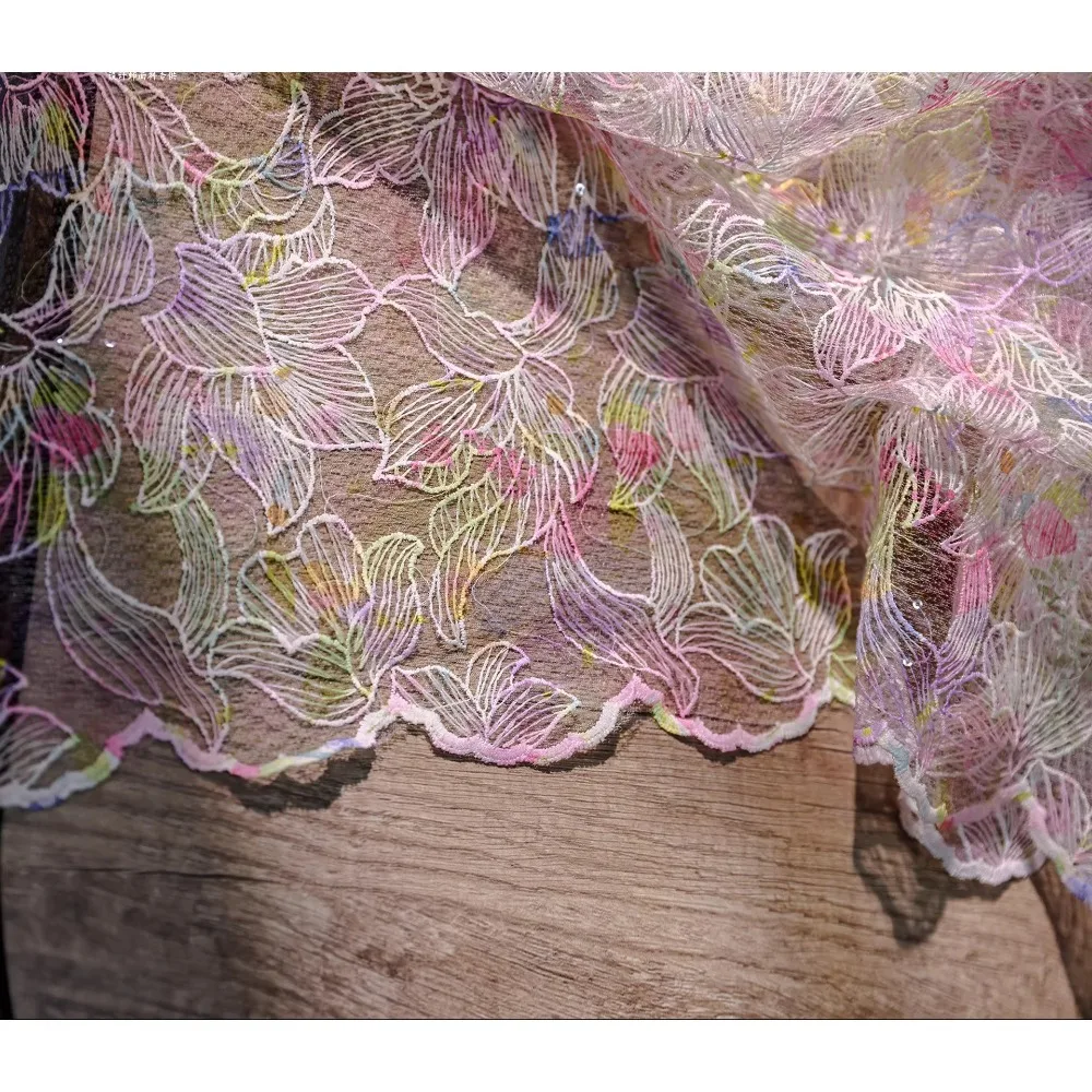 Lila-rosa Lilie bestickter Spitzen-Mesh-Stoff für transparentes Kleid, DIY-Kleidungsdesign