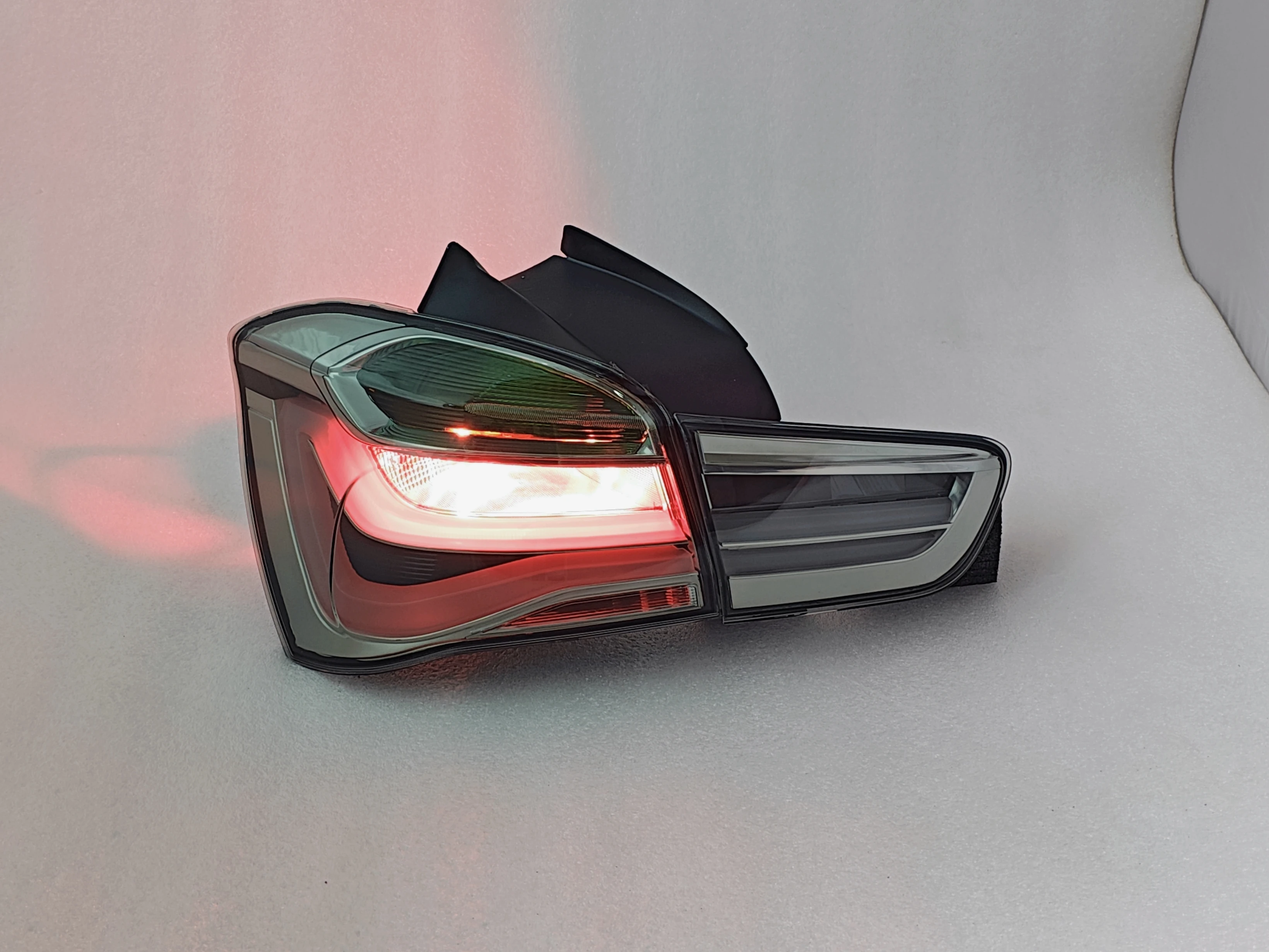 المصابيح الخلفية السوداء عالية الجودة للبيع بالجملة لسلسلة واحدة F20 2015 2016 2017 2018