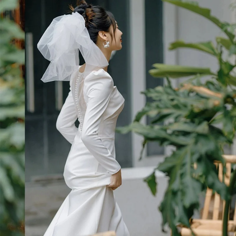 Vestido de novia ligero de satén de manga larga de estilo francés, vestido blanco minimalista de invierno con cola de pez, velo de novia de bienvenida
