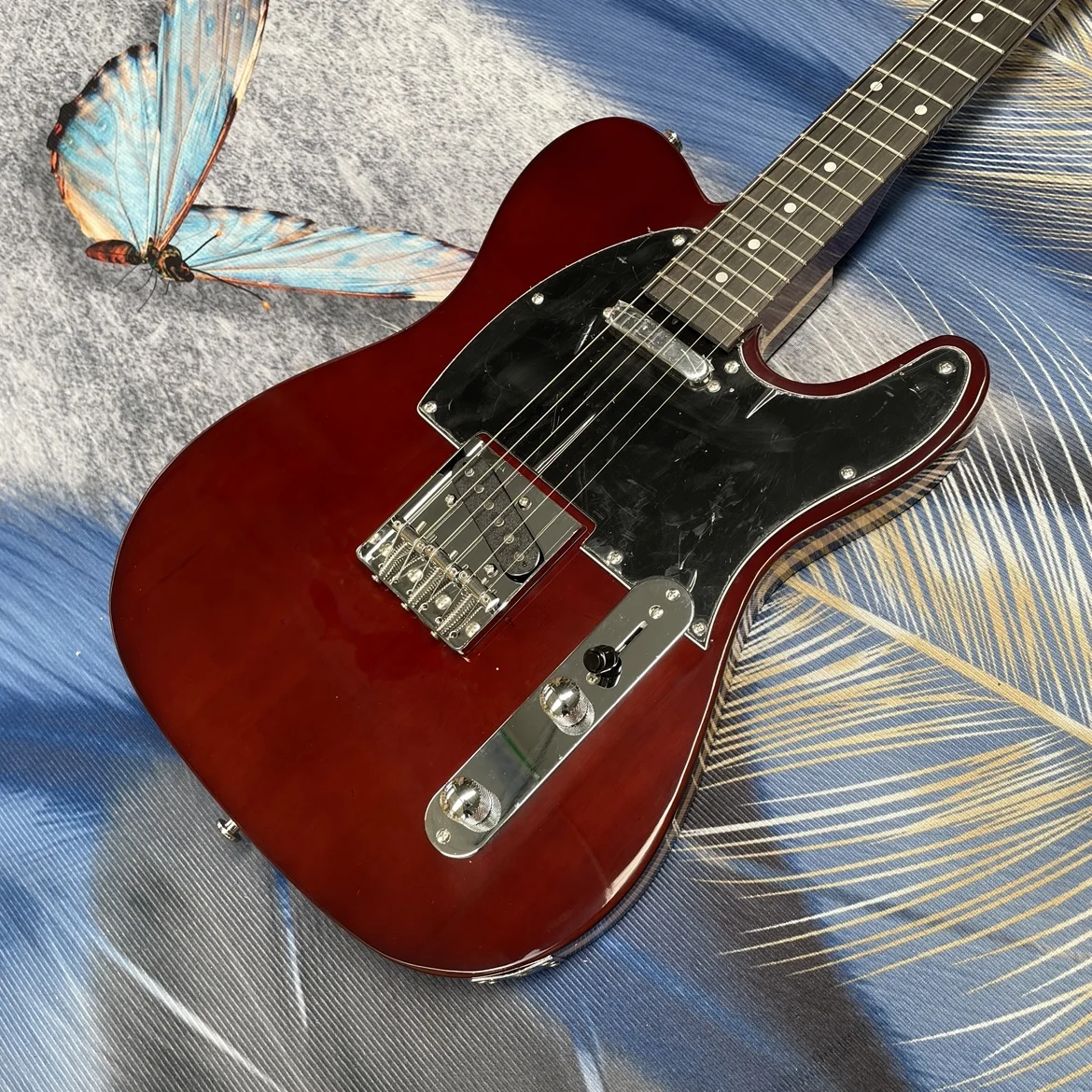 Red-brown electric guitar with black pickguard, silver hardware, and metal control plate guitars—high-value beginner guitarra