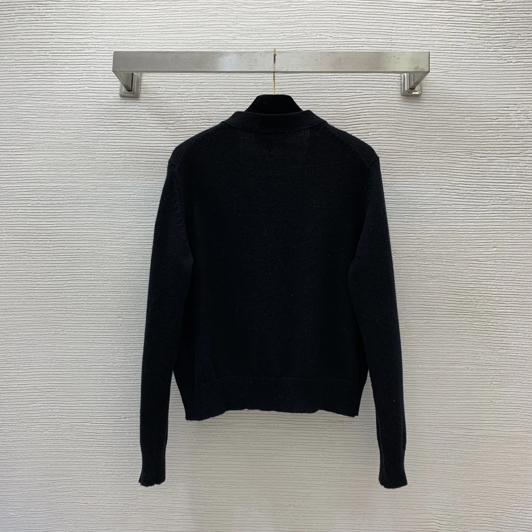 High end custom cashmere fabric is soft and skin friendly, with simple and elegant V-neck long sleeved knitted cardigan top