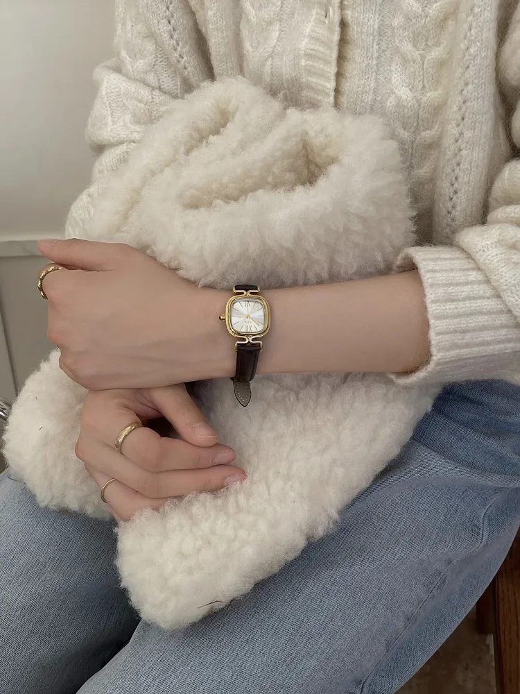 Ladies' Watch New Fashion Retro Niche Style Dial Temperament Belt Simple Watch Women's High-End Exquisite Quartz Women's Watch