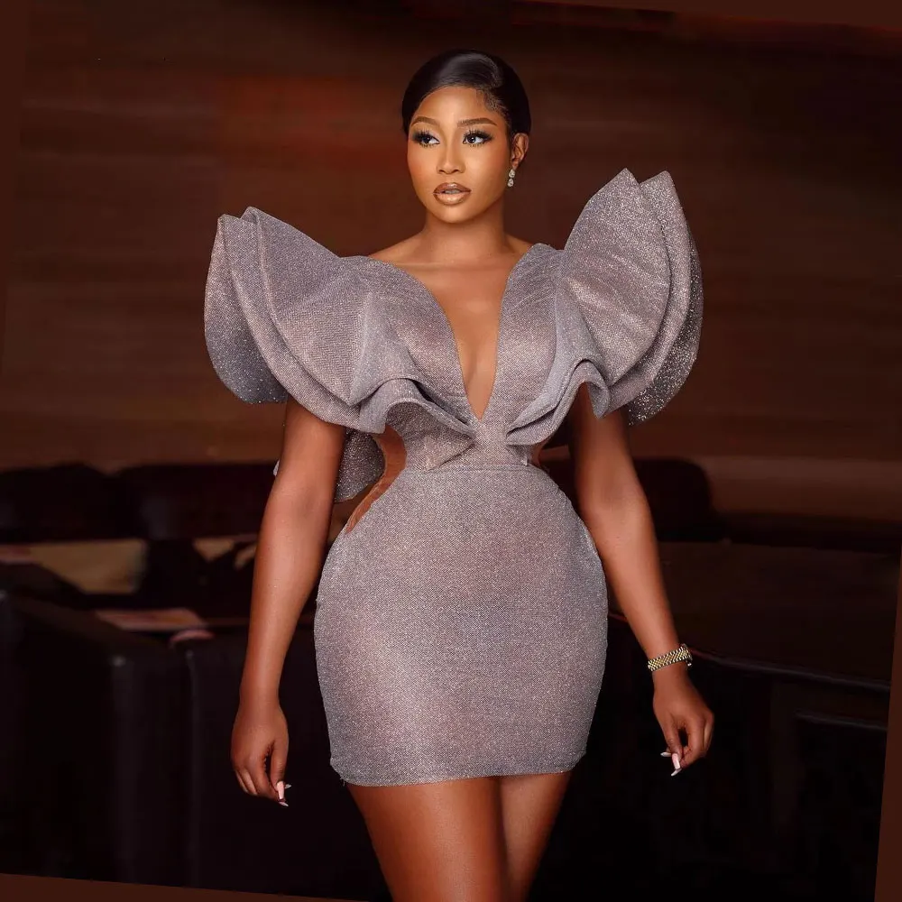 

Grey Shiny Mini Evening Dresses 2023 Women V Neck Short Prom Gowns Puffy Shoulder Ruffles Glitter Plus Size Aso Ebi Party Dress