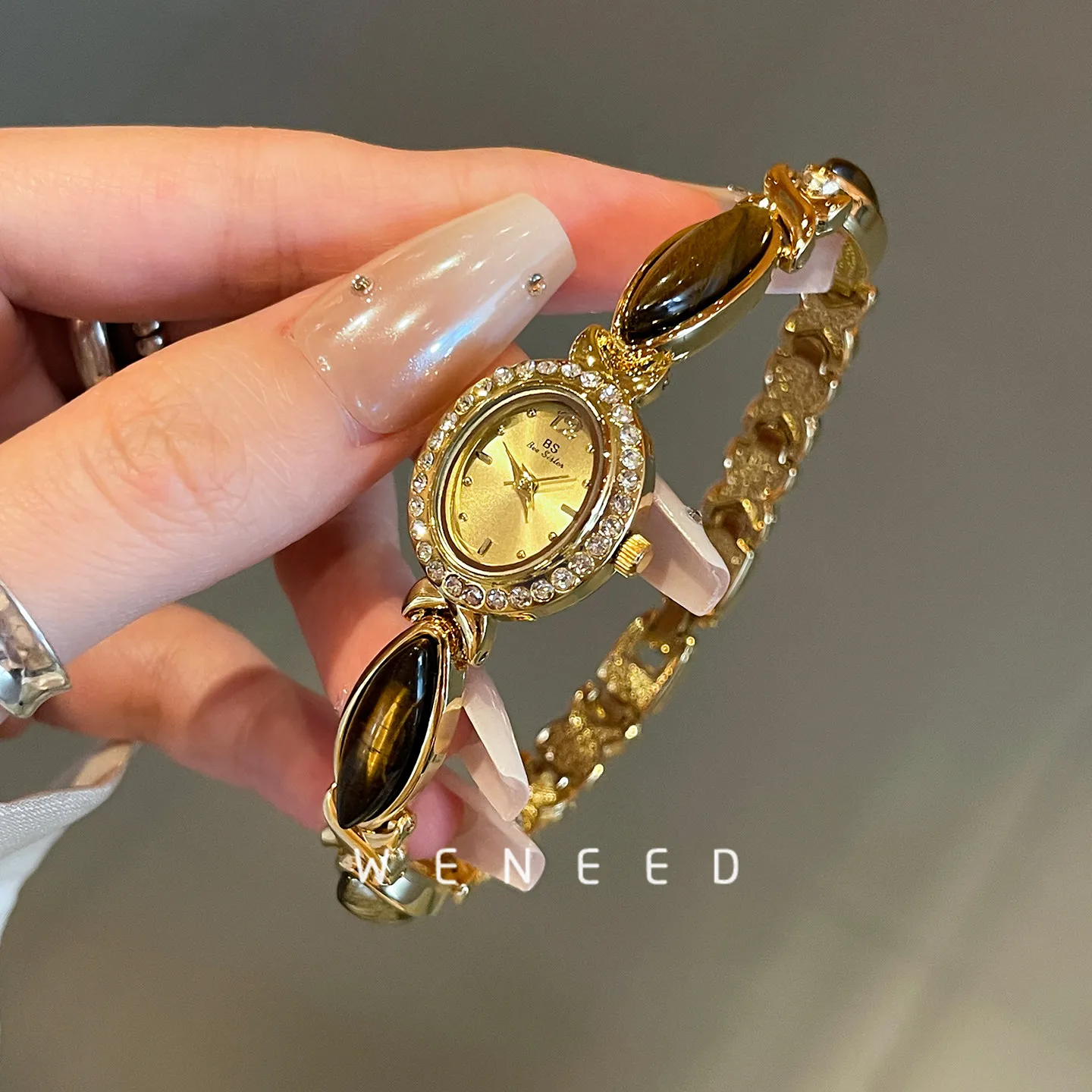 

Vintage-Style Women'S Watch Luxurious And Sophisticated, With A Small Dial And Elegant Steel Band. A Refined Ladies' Wristwatch.