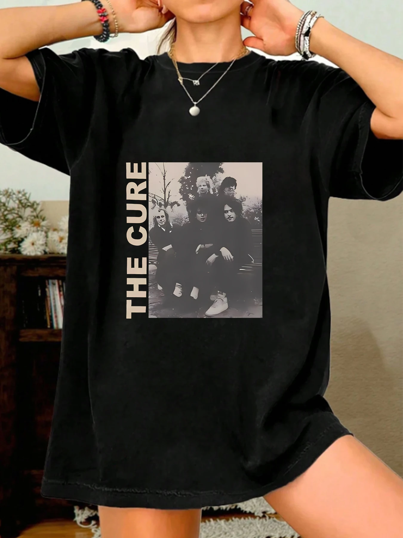 

【2009】Пять мужчин, сидящих на стульях, женская футболка с круглым вырезом и короткими рукавами, модный топ с короткими рукавами и принтом, эластичная футболка