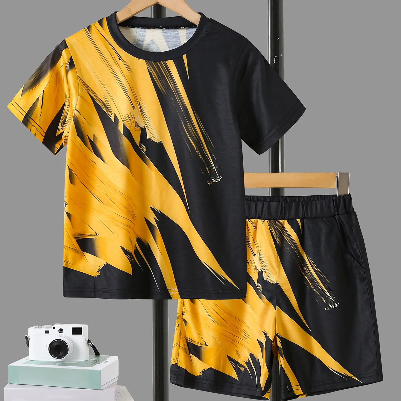 2 Sets for Boys and Teenagers Summer Yellow Oil Painting Print Crewneck Thin T-shirt and Pocket Shorts Summer Tracksuit