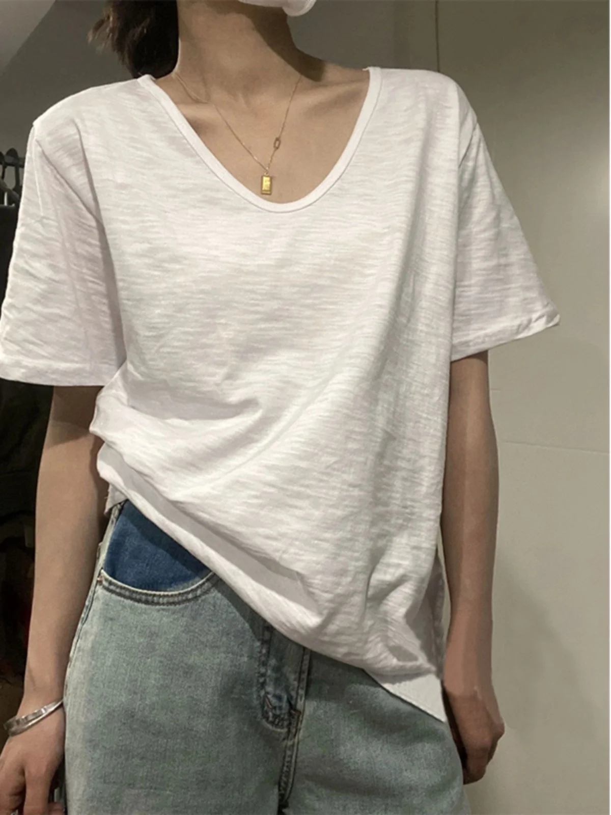 تي شيرت نسائي فضفاض من القطن والخيزران بأكمام قصيرة تي شيرت نسائي أبيض برقبة على شكل حرف v قميص صيفي رقيق ذو طبقة أساسية بلون... #2