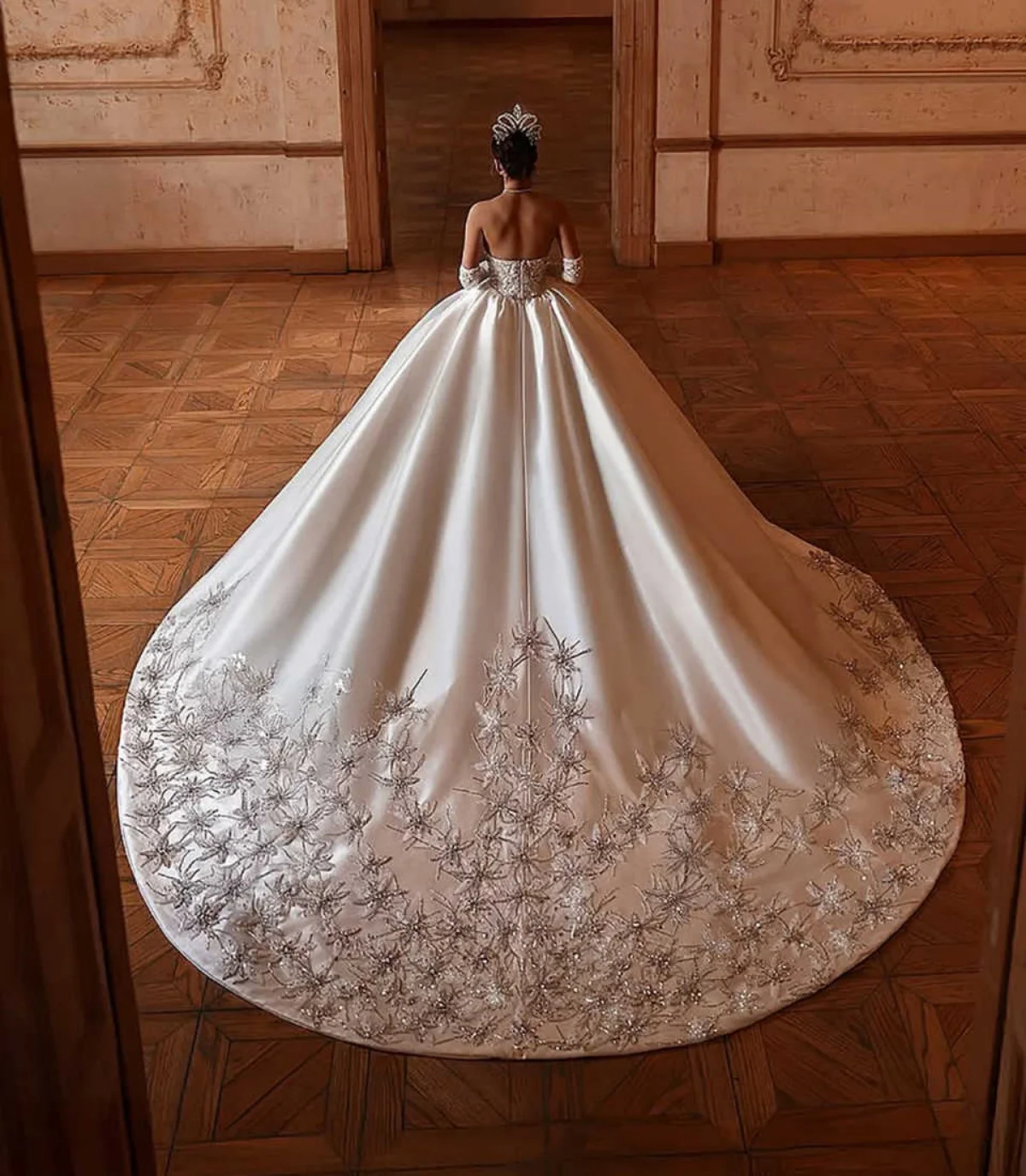 Suknie Ślubne na Zamówienie Suknia Balowa Kryształy Aplikacje Haft Bez Rękawów Tren Sweep Suknie Ślubne Vestido De Novia