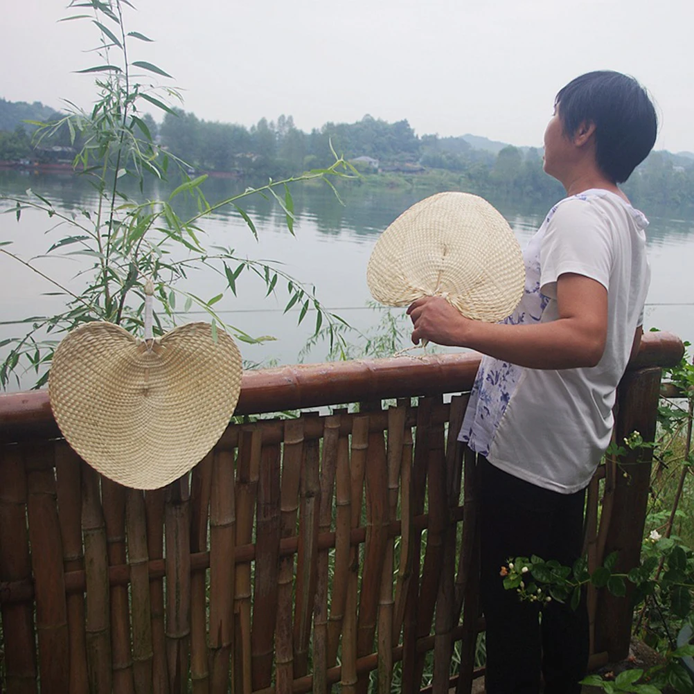 

Handmade Palm Leaf Fan Hand Woven Peach Shape Natural Grass Flavor Lightweight Handheld Summer Cool Fan Home Wedding
