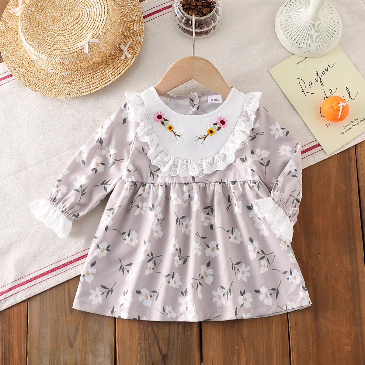 Baby-Mädchen-Herbstkleid mit romantischem Blumenmuster, Allover-Stickerei und Spitzenbesatz, Rundhalsausschnitt und langen Ärmeln (ohne Mütze)