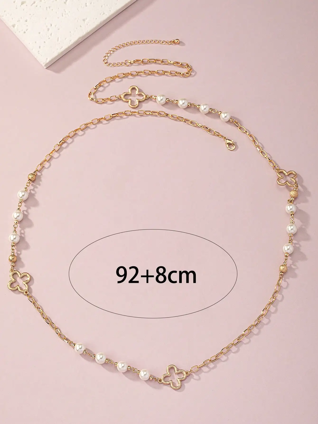 

Длинное золотистое ожерелье с искусственным жемчугом и подвесками в виде клевера