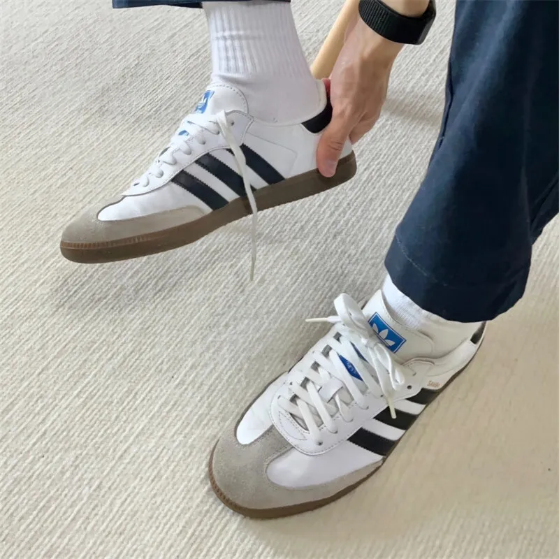 Adidas baru Samba pria dan wanita Sneaker klasik Retro papan sepatu Fashion Sneakers berpori hitam & PUTIH