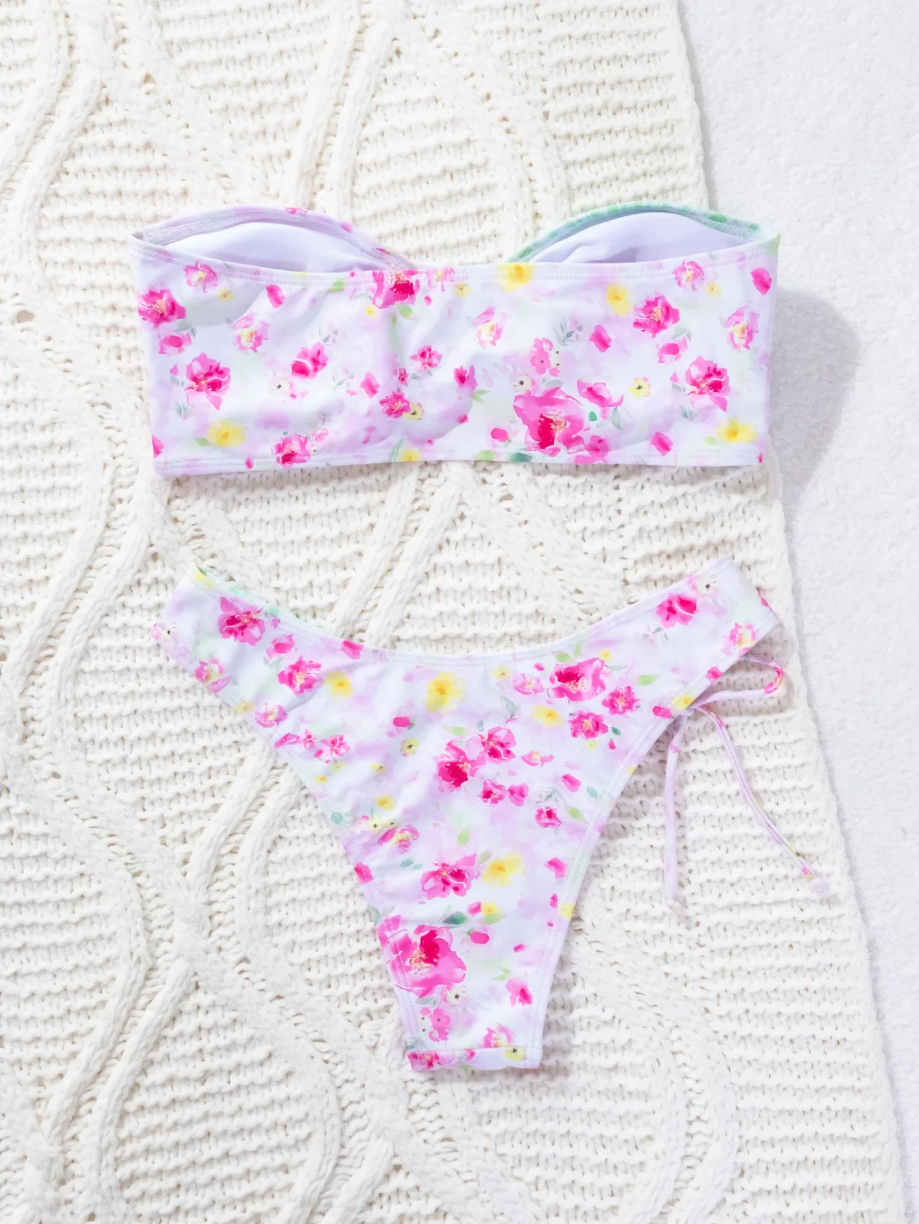 Costume da bagno a due pezzi con stampa floreale per donna Estate nuovo bikini senza spalline senza schienale Set vacanza al mare con scollo a V costumi da bagno senza schienale 2024