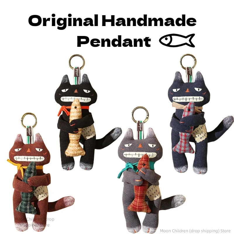 pingente-de-gato-moderno-e-original-de-16cm-boneco-de-pano-artesanal-gato-engracado-abracando-o-peixe-chaveiro-decoracao-para-mochila-presente-fofo