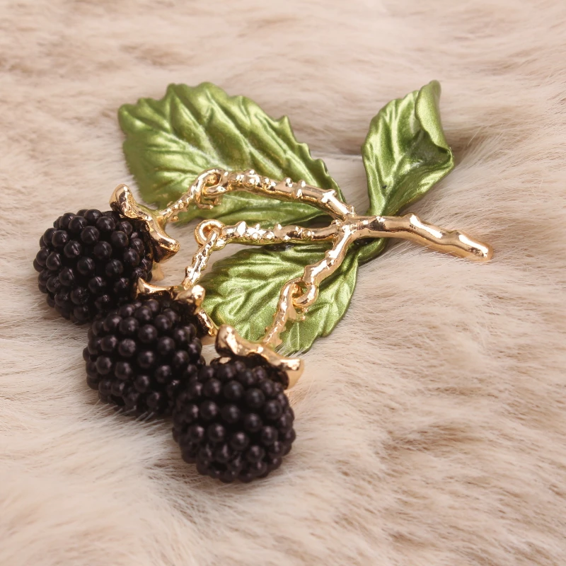 Vintage Blackberry Brooch – sweet glam for cardigans, coffee dates & daily walks. Natural touch for any outfit.
