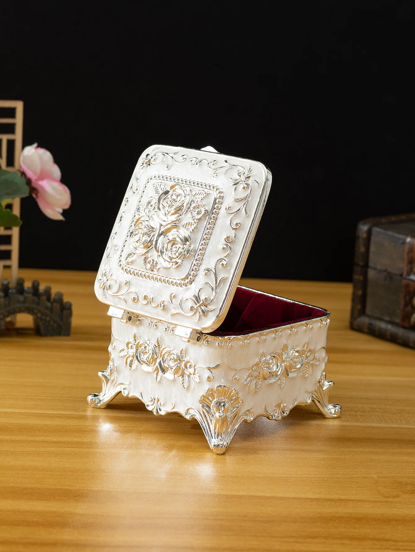 Metal Creative European Vintage Jewelry Gold-plated Hand-painted Box Small High-end Rose Jewelry Storage Box Cotton Swab Box Val