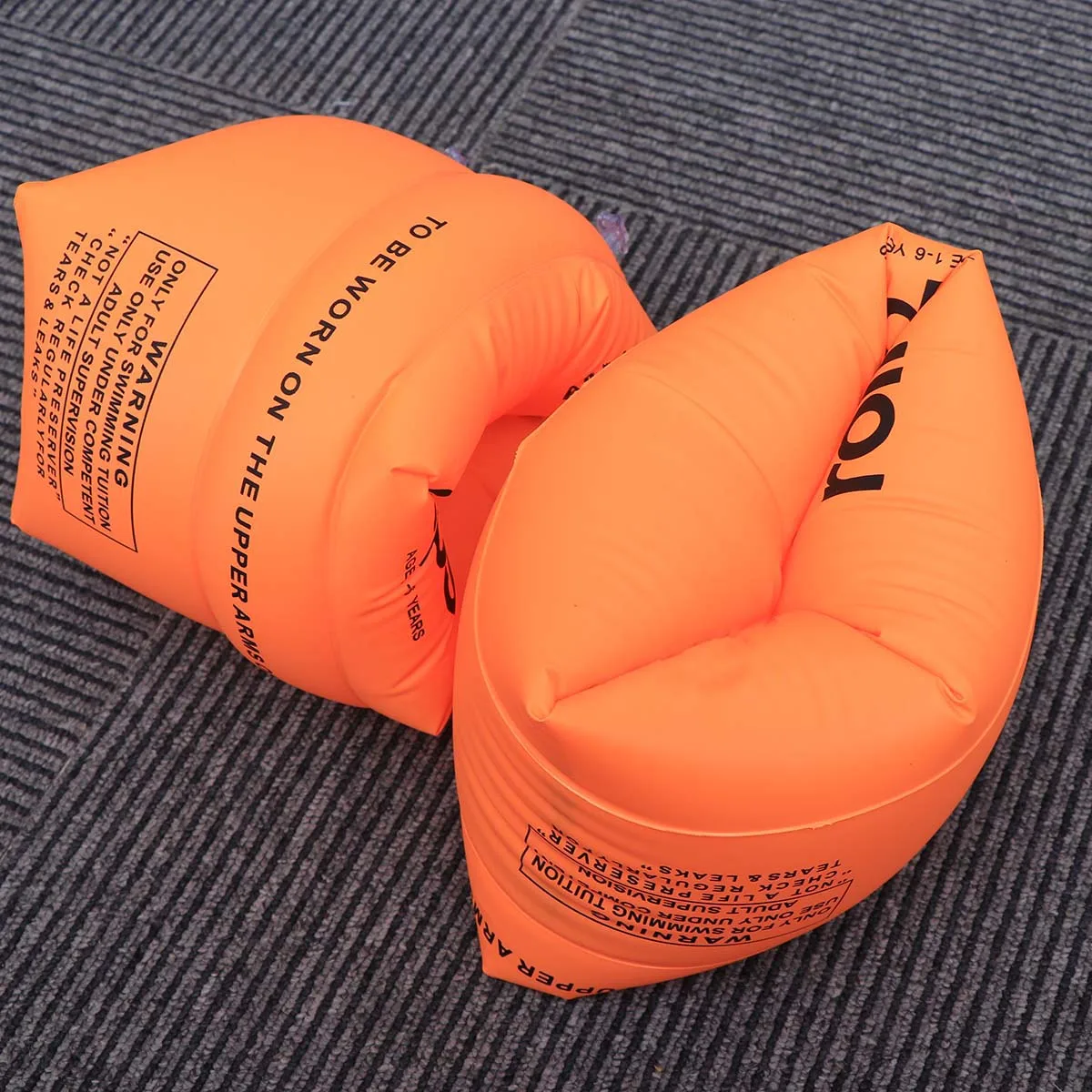 Kinderen zwemmen drijft opblaasbare armbanden voor peuter waterveiligheid zwemmen praktijk drijvende mouwen in zwembad zwemmen armbanden