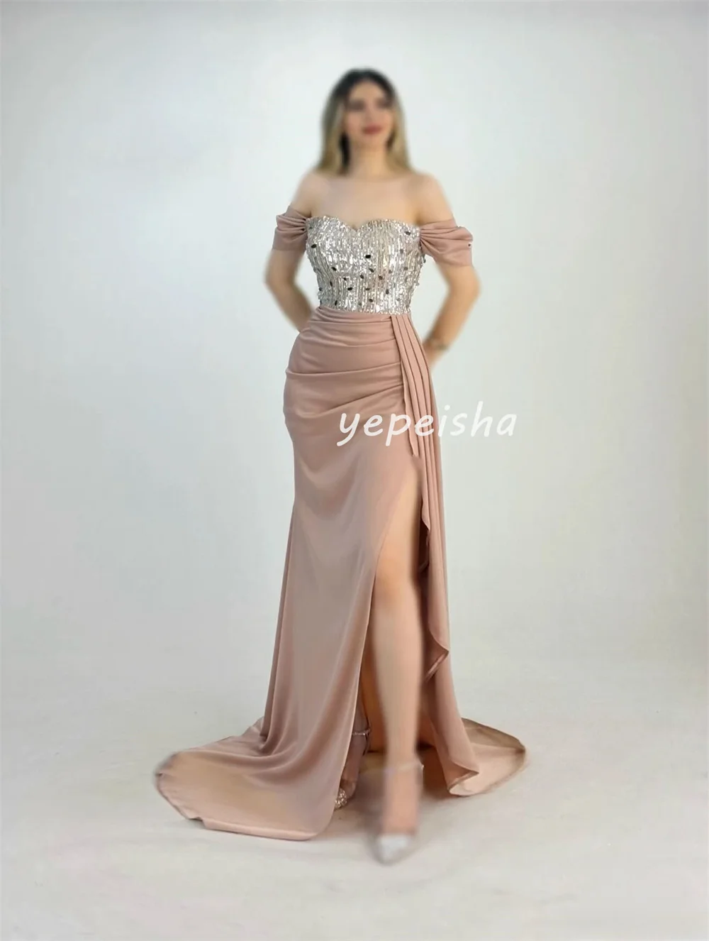 Abiti lunghi personalizzati con pieghe intricate abbinate drappeggiate con paillettes A-line con spalle scoperte Abiti da cerimonia su misura Squisiti sexy