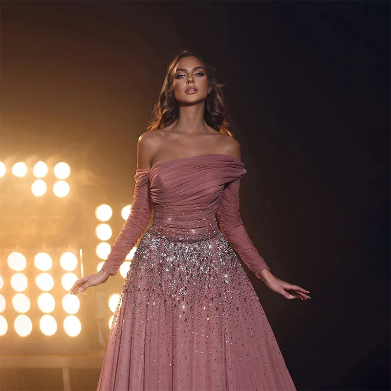 Robe de Soirée Rose Foncé pour Occasions Spéciales, Élégante, à Manches sulf, avec des Perles à la Taille, sur Tapis Rouge