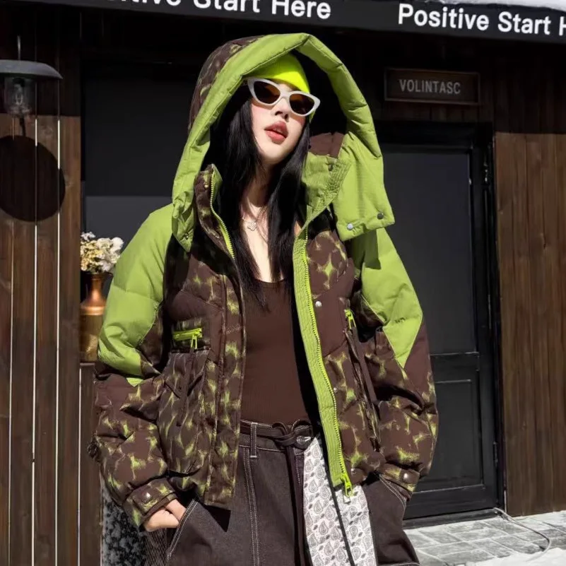 เสื้อแจ็คเก็ตขนเป็ดสั้นแบบใหม่สำหรับฤดูใบไม้ร่วงและฤดูหนาว ดีไซน์ทันสมัยแบบแพทช์เวิร์ค เสื้อแจ็คเก็ตพัฟเฟอร์สำหรับผู้หญิง ให้ความอบอุ่น บุด้วยขนเป็ดขาว ป้องกันลม