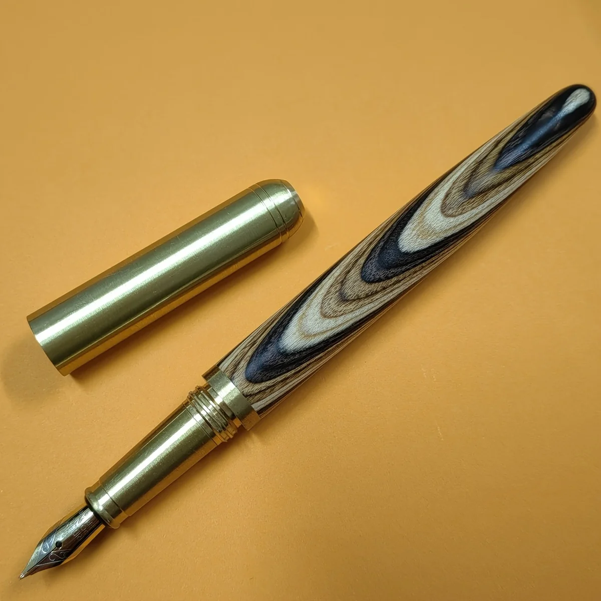 

1 шт. перьевая ручка, 0.001 мм. Наконечник 5 мм, поворотный механизм, элегантный и высококачественный, латунные аксессуары, корпус из цельного дерева, красочные узоры, в комплекте конвертер, 2 шт. Ручка-фонтанка калибра 6 мм, для студентов/офиса, празднич