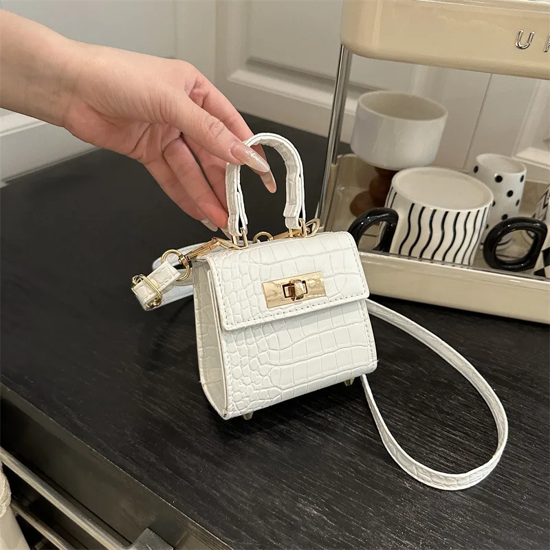 Trendige Geprägte Mini-Damen-Umhängetasche mit Goldverschluss Schultertaschen Abnehmbarer Riemen Henkeltasche Niedliche Crossbody-Handtasche – Detail 2