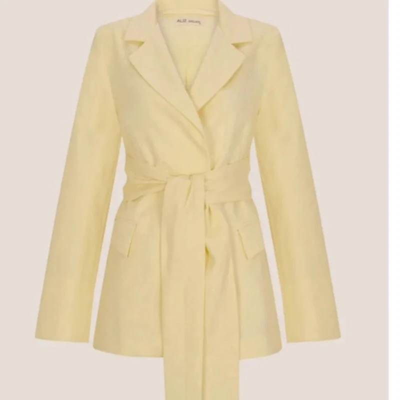 

2025 Autumn New Beige Long Sleeved Belt Loose Commuting Style Suit Jacket for Women