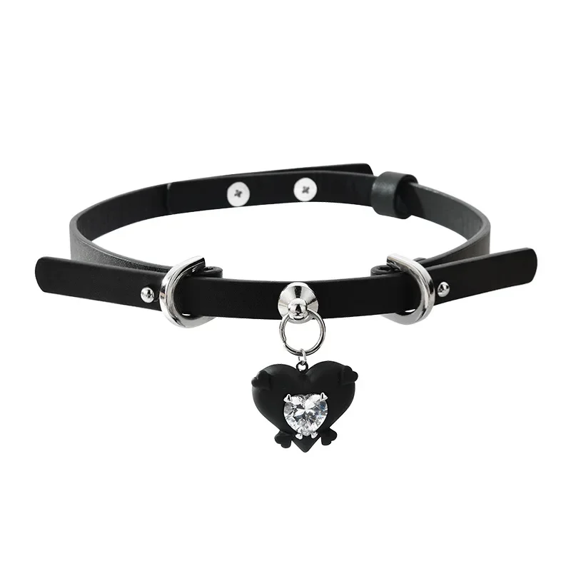 2025Cuello en forma de corazón, correa para el cuello para mujer, colgante de corazón negro, remaches de cuero genuino, cadena para el cuello gargantilla, cuello para mujer
