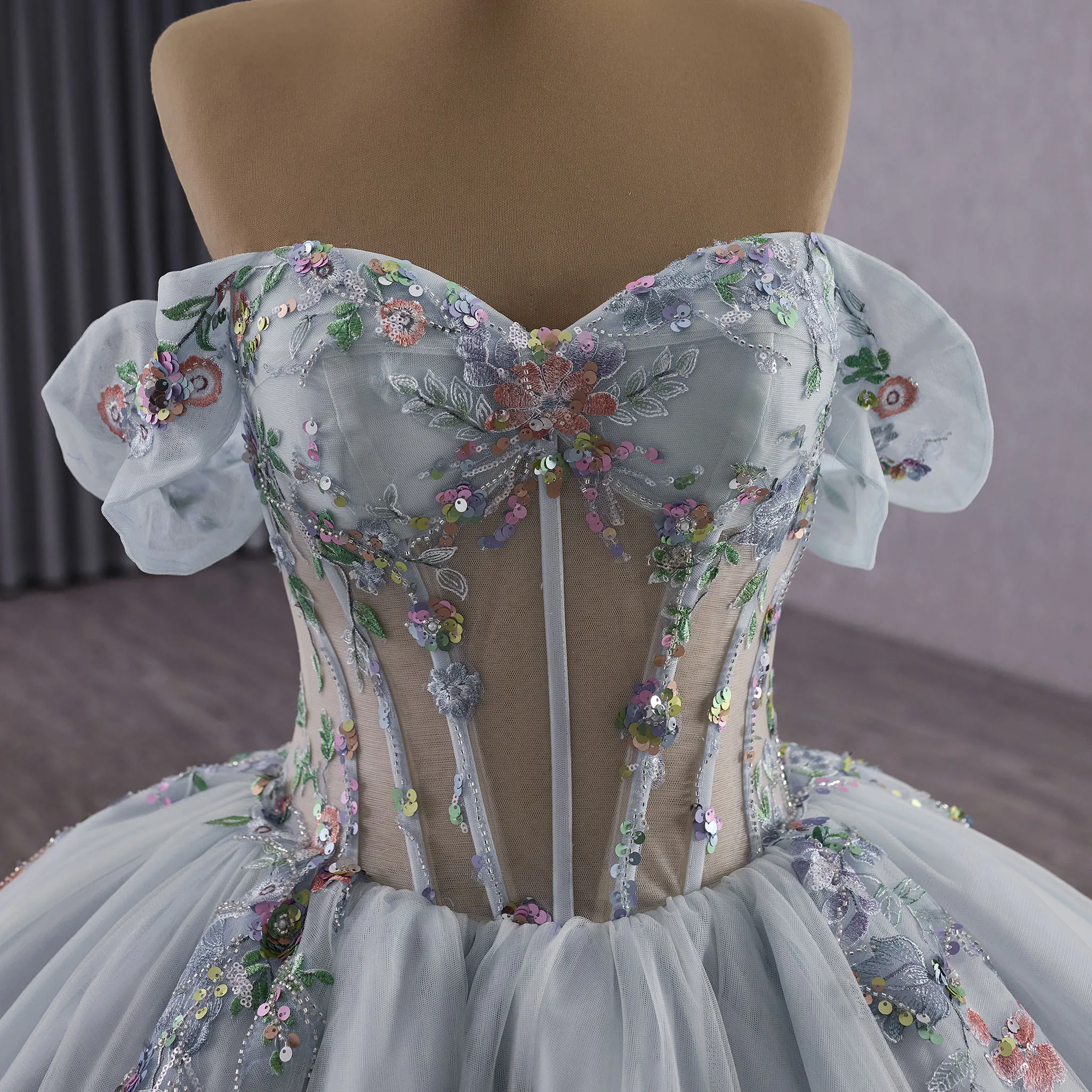 فستان كوينسيانيرا مكشوف الكتفين من Rosymae مع صدرية شفافة متألقة على شكل زهرة ترتر أنيق مصنوع يدويًا #6