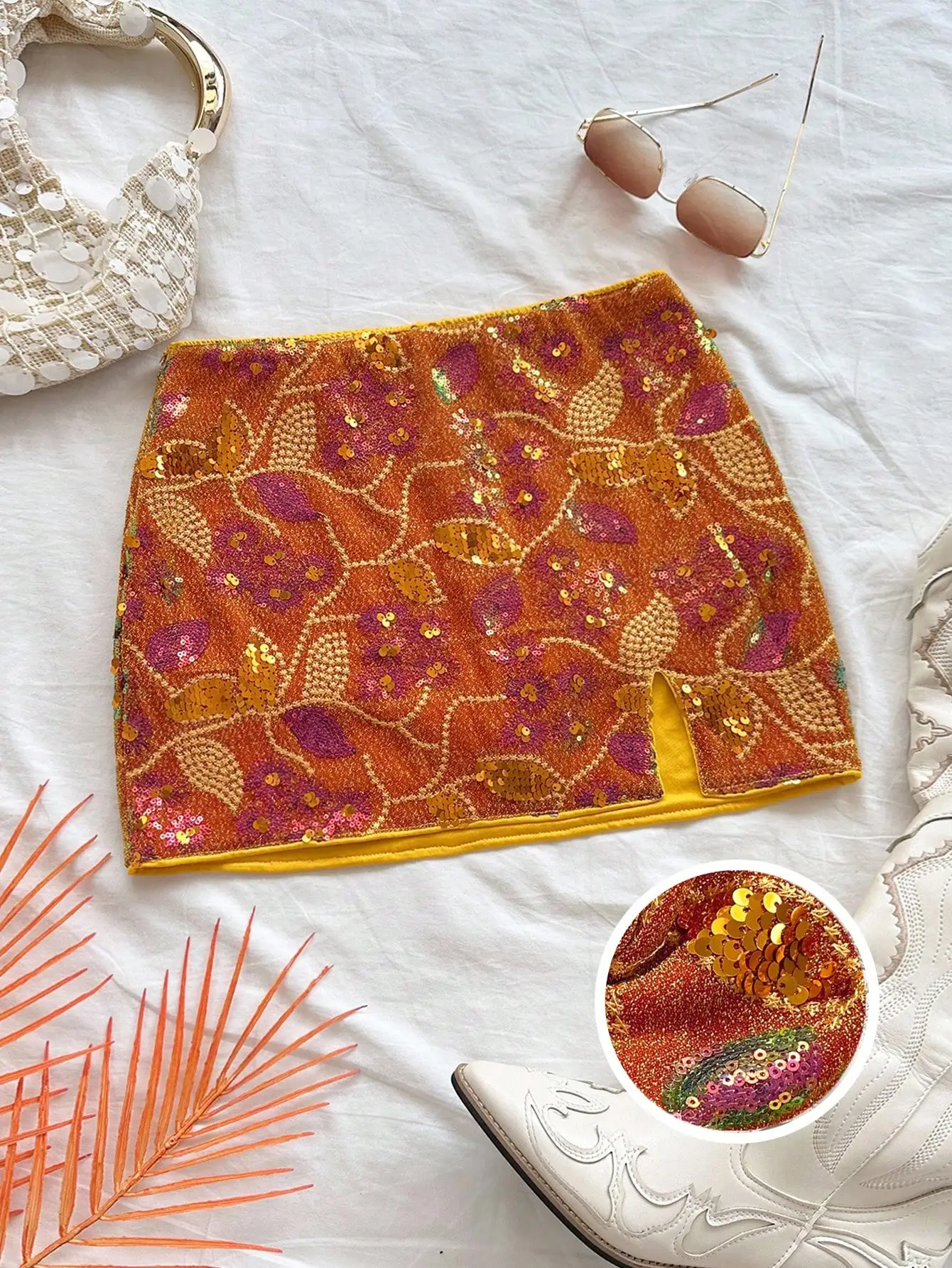 

Оранжевая мини-юбка с пайетками и цветочным узором, с высоким разрезом, низкой талией