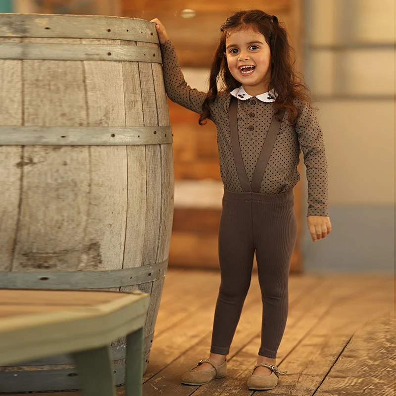 AA AW26 Maison Cherry Collection Kinderbekleidungsset - Jungen-Oberteil, Mädchenkleid, Strickjacke, Baby-Leggings aus Tencel und geripptem Stoff – Detail 13