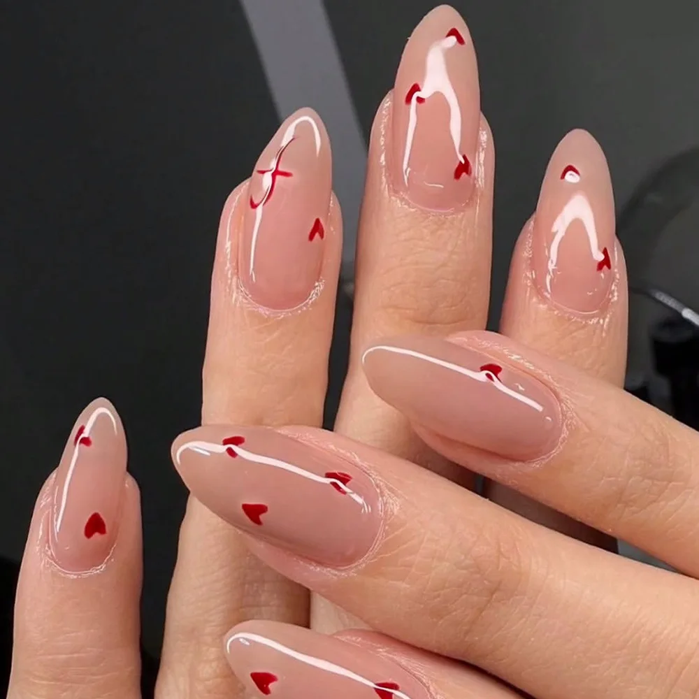 أظافر صناعية متوسطة اللوز باللون البيج مع تصميمات قلب وأحرف قلب وأسود وأحرف لعيد الحب اضغط على مجموعة فن الأظافر الزائفة