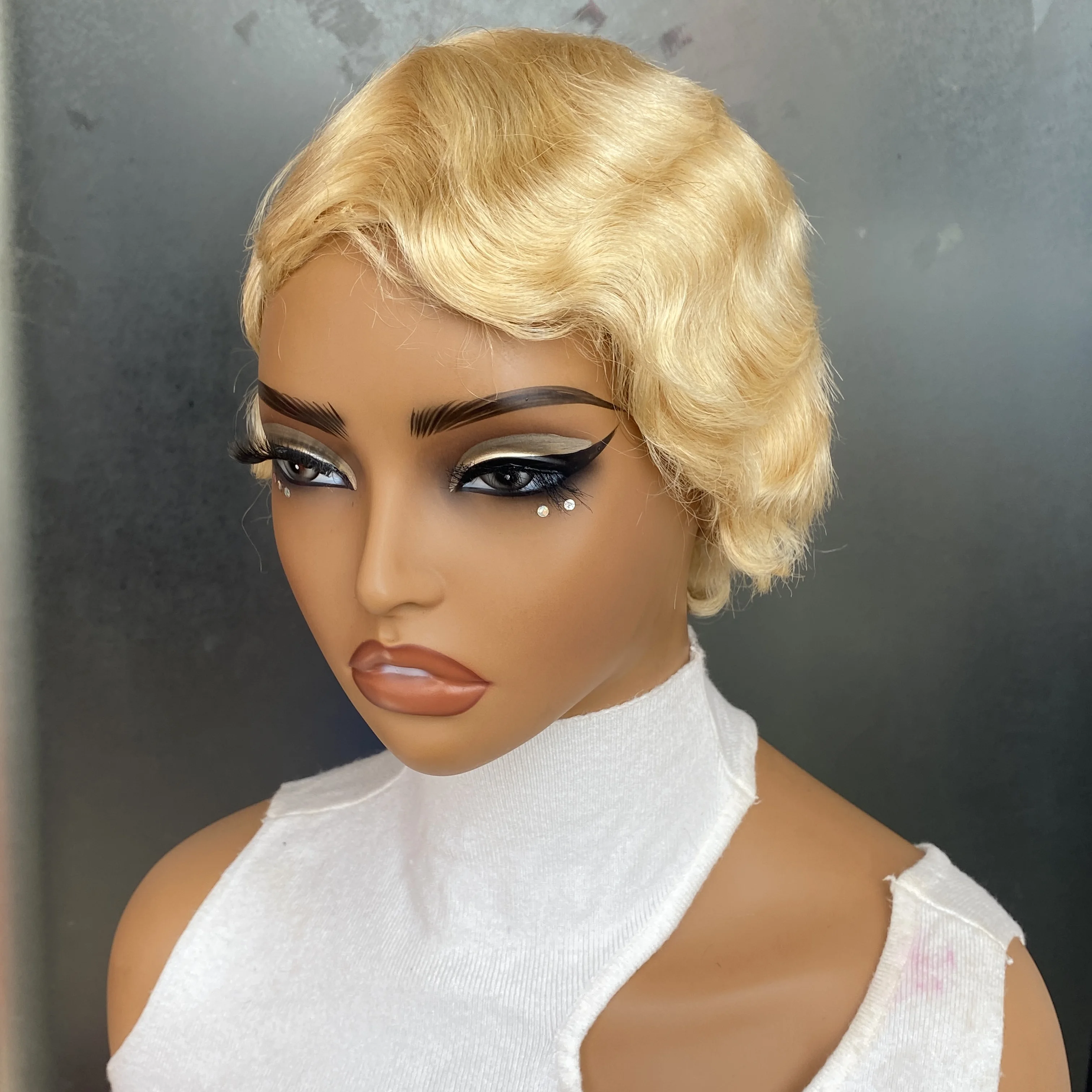 

Короткий парик из натуральных волос Remy, цвет 613, блонд, с волнами в стиле Finger Wave, машинной работы, стрижка пикси.
