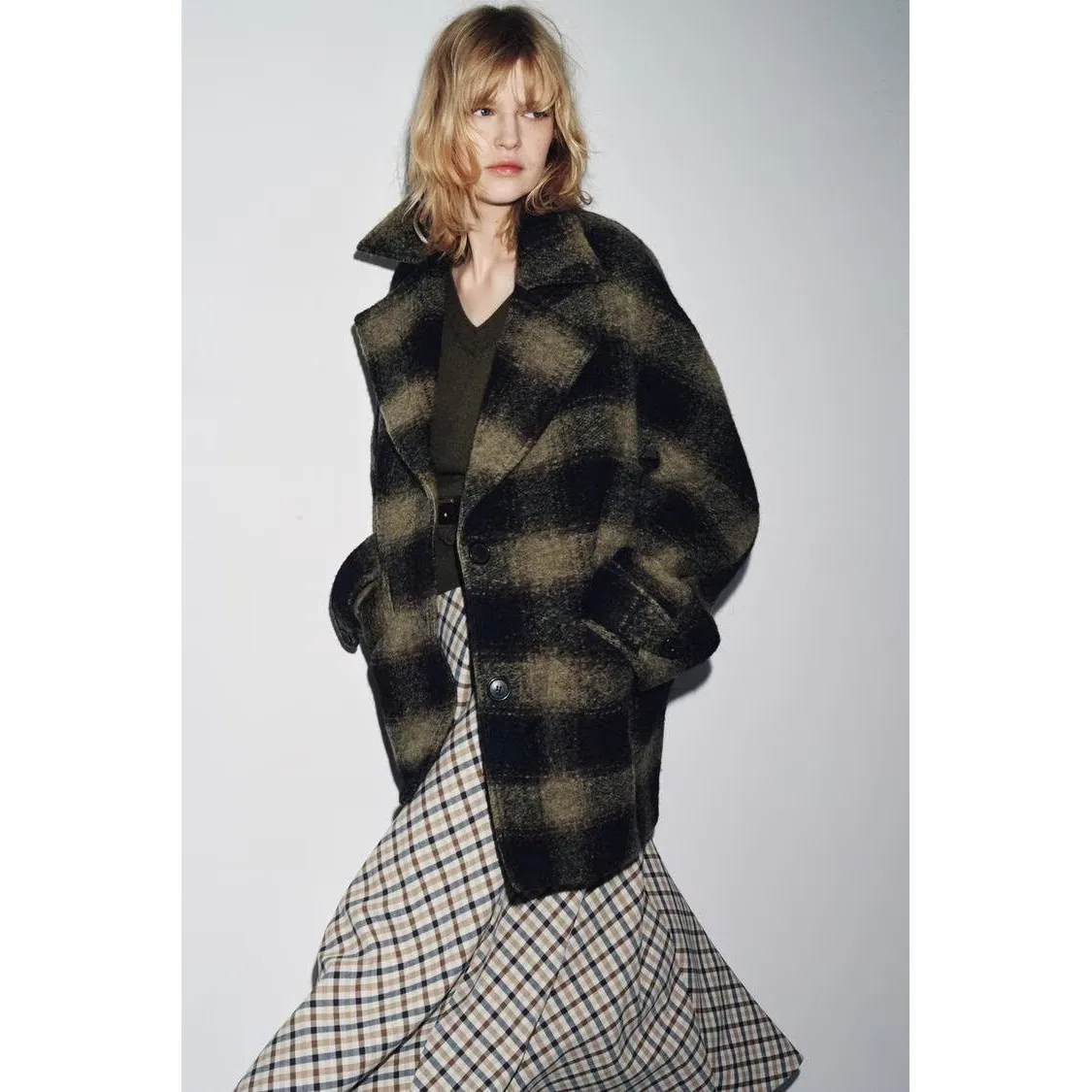 Fashionable Mixed Fiber Autumn Winter Coat Women's Short Outerwear Grid Pattern Standard Fit European Style Button Closure